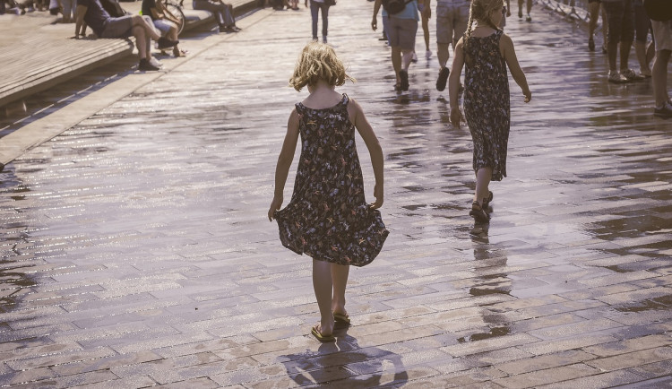 Do Česka se o víkendu vrátí letní teploty, v neděli bude až 28 stupňů