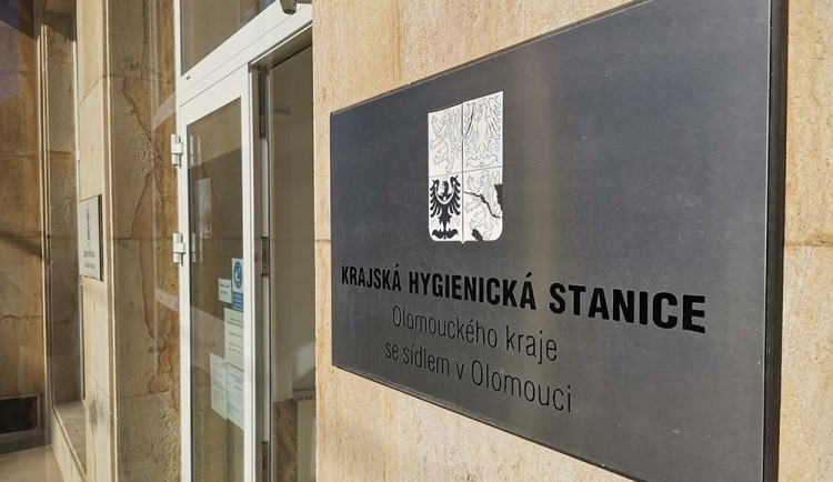Měli jste zdravotní potíže z jídel nebo nápojů? Olomoucké hygieně to nyní můžete nahlásit přes internet