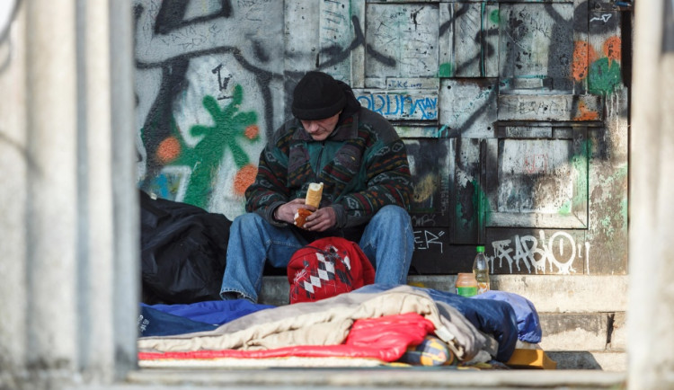 Proti bezdomovcům, kteří v Prostějově popíjejí, strážníci letos zasahovali už téměř dvě stě krát. Alkohol zabavují