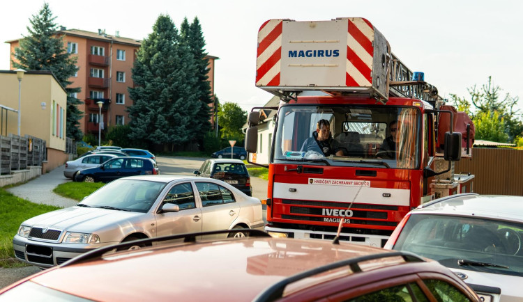 VIDEO: Olomoučtí hasiči ukázali chyby řidičů. Nesprávné parkování, malá ulička, nevhodné předjíždění