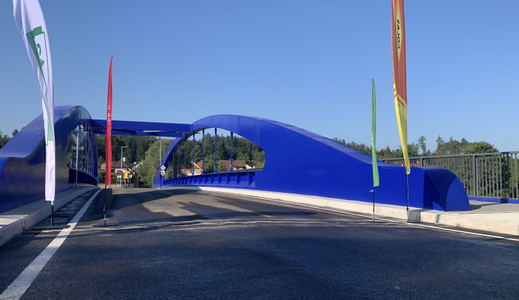 Důležitý most na Táborsku je v provozu. Stavaři ukryli kabely pod řeknu