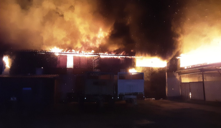 VIDEO: V Července hořela průmyslová hala, plameny šlehaly čtyři metry vysoko. Škoda překoná 12 milionů