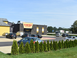 Dvě kasina stojí u hlavní silnice nedaleko Českých Budějovic.