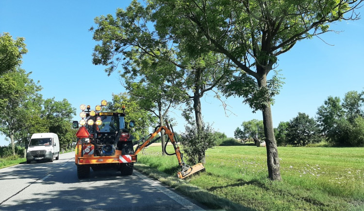 Poslední letošní sečení travních porostů na silnicích I. tříd právě začalo