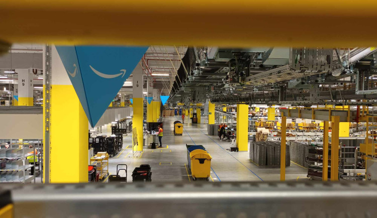 FOTOGALERIE: Jak to vypadá v Amazonu? Kojetínské centrum je plné technologií, elektroniky a robotů