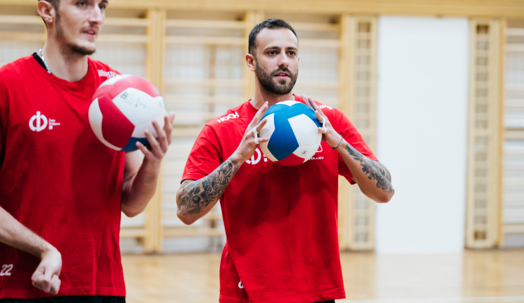 Kapitánem Jihostroje bude brazilský nahrávač Eduardo Carísio