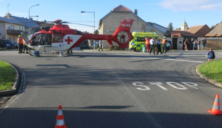 Senior jel v Mořicích po chodníku a trefila ho značka, kterou srazil kamion. Musel přiletět vrtulník