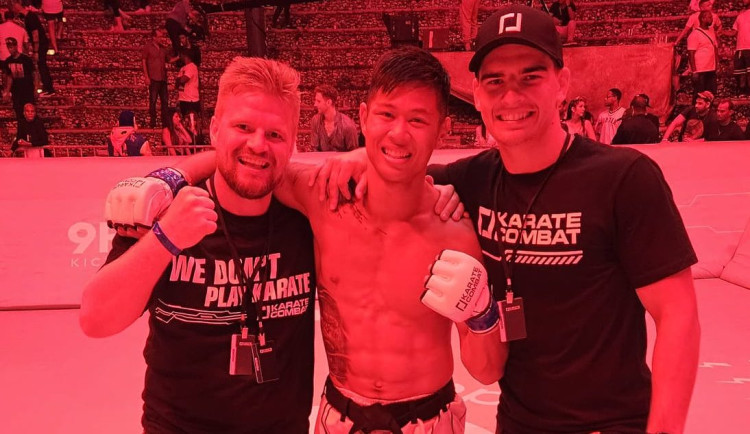 Tim Ha (uprostřed) zvítězil v lize Karate Combat před hvězami UFC.