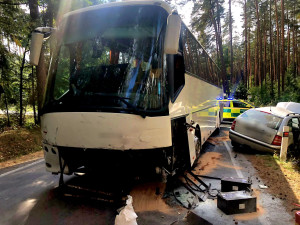 U Tábora se srazil autobus plný dětí s osobním autem. Jeden člověk zemřel