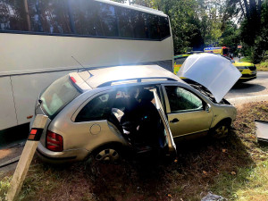 U Tábora se srazil autobus plný dětí s osobním autem. Jeden člověk zemřel
