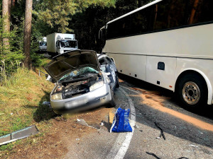 U Tábora se srazil autobus plný dětí s osobním autem. Jeden člověk zemřel
