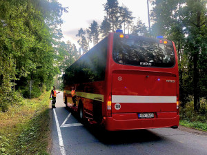 U Tábora se srazil autobus plný dětí s osobním autem. Jeden člověk zemřel