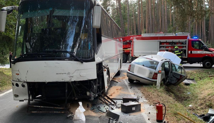 U Tábora se srazil autobus s autem. Jeden člověk zemřel