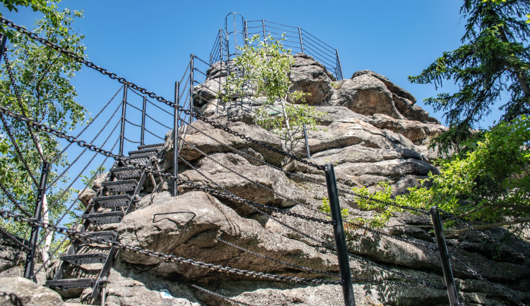 Řetězy na Čertovy kameny Lesy ČR pořídily třikrát dráž z Itálie, než od místní firmy. Jinak to nešlo, tvrdí