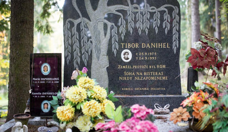 Na snímku je hrob Tibora, jeho matky Marie a tety Kamily.