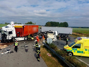 Na D3 u Tábora se srazily dva kamiony. Dálnice je uzavřená