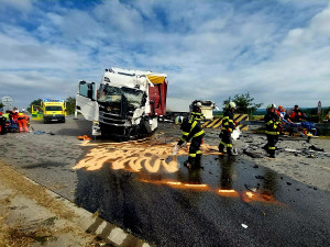 Na D3 u Tábora se srazily dva kamiony. Dálnice je uzavřená