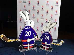 Maskoty hokejového mistrovství světa v Praze a Ostravě budou opět Bob a Bobek