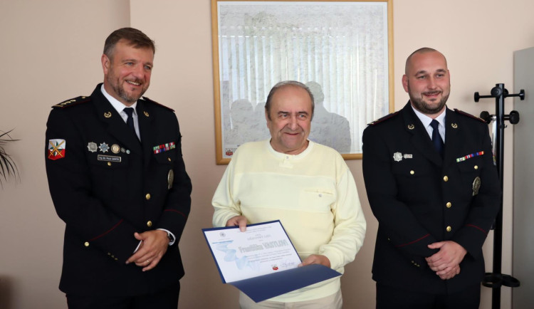 Po silnici létaly peníze. Poctivý nálezce je sebral a odevzdal na policii