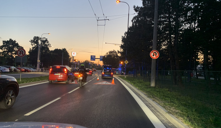 Auto srazilo dva chodce v Českých Budějovicích