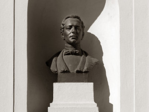 DRBNA HISTORIČKA: Busta Josefa Kajetána Tyla zdobí budovu divadla od roku 1951
