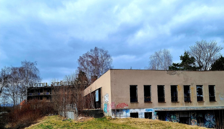 Léta chátrající krumlovský hotel Vyšehrad má nového vlastníka