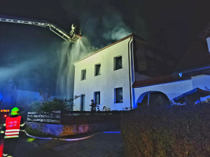 Hasiče zaměstnal požár rodinného domu na Prachaticku. Škoda je kolem dvou milionů korun