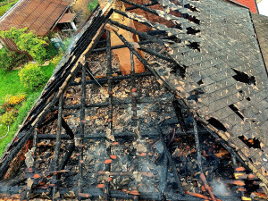 Hasiče zaměstnal požár rodinného domu na Prachaticku. Škoda je kolem dvou milionů korun