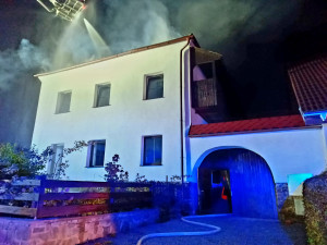 Hasiče zaměstnal požár rodinného domu na Prachaticku. Škoda je kolem dvou milionů korun