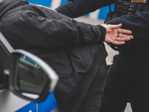 Policie zadržela skupinu, která na Českokrumlovsku prodávala pervitin. Hrozí jim až pět let vězení