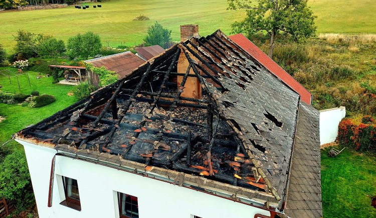 Hasiče zaměstnal požár rodinného domu na Prachaticku. Škoda je kolem dvou milionů korun