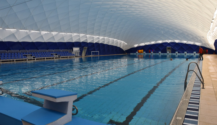 Strakonice otevřely nafukovací halu nad venkovním bazénem, je druhá taková v Česku