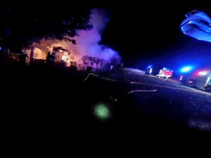 Hasiči zasahovali u požáru chaty. Uvnitř byly tlakové láhve a na střeše fotovoltaika