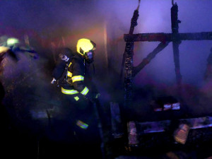 Hasiči zasahovali u požáru chaty. Uvnitř byly tlakové láhve a na střeše fotovoltaika