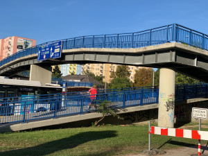 Opravu lávky na sídlišti Vltava město odkládá. Je v horším stavu