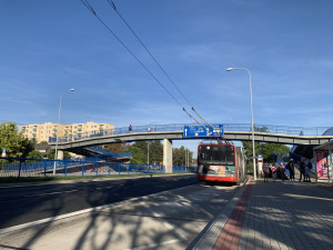 Opravu lávky na sídlišti Vltava město odkládá. Je v horším stavu