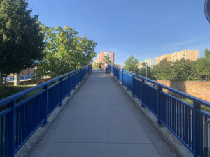 Opravu lávky na sídlišti Vltava město odkládá. Je v horším stavu