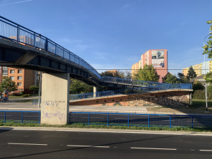 Opravu lávky na sídlišti Vltava město odkládá. Je v horším stavu