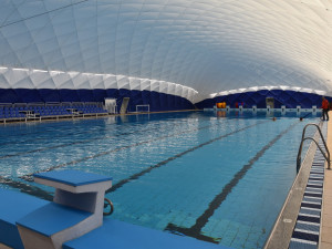 Strakonice otevřely nafukovací halu nad venkovním bazénem, je druhá taková v Česku