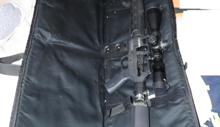 Muž střílel zezadu na psa, který vběhl na zahradu. Fenu museli uspat