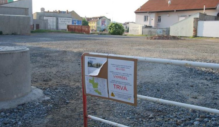 Prostějov žádá o dotace na terminál a parkování. Pozemky po sodovkárně však prodává, kritizuje to opozice