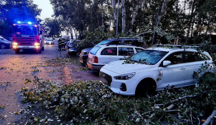 Jihočeští hasiči vyjížděli kvůli bouřkám ke dvěma stovkám zásahů