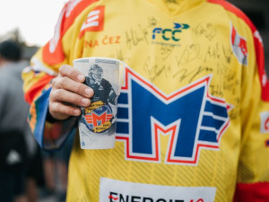 Comeback Budvaru do výčepů uvnitř zimního stadionu potěšil kromě vedení Motoru a národního pivovaru i většinu fanoušků.