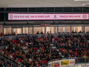 Comeback Budvaru do výčepů uvnitř zimního stadionu potěšil kromě vedení Motoru a národního pivovaru i většinu fanoušků.