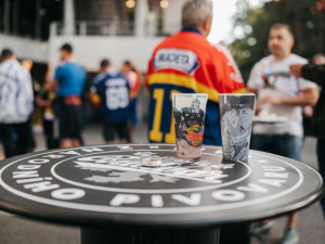 Comeback Budvaru do výčepů uvnitř zimního stadionu potěšil kromě vedení Motoru a národního pivovaru i většinu fanoušků.