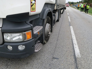 U Kaplice se srazily dvě auta a náklaďák