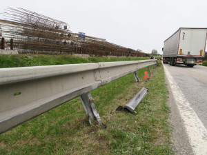 U Kaplice se srazily dvě auta a náklaďák