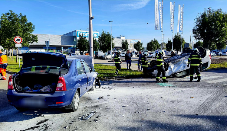 V Českém Vrbném se srazila dvě osobní auta. Jedno začalo po střetu hořet