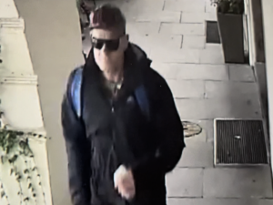 Neznámý zloděj strhl seniorovi řetízek z krku. Škoda je 74 tisíc korun