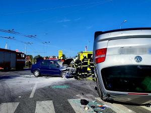 V Českém Vrbném se srazila dvě osobní auta. Jedno začalo po střetu hořet